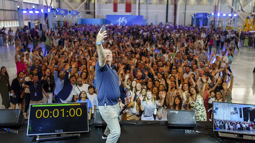 John Rodgerson em selfie com Tripulantes da Azul: a proximidade que define a cultura da companhia
