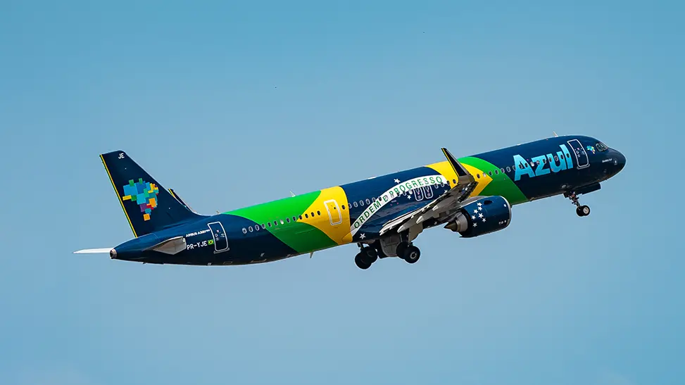 Aeronave Azul com pintura comemorativa da bandeira do Brasil: símbolo da aposta da companhia na malha do país-continente