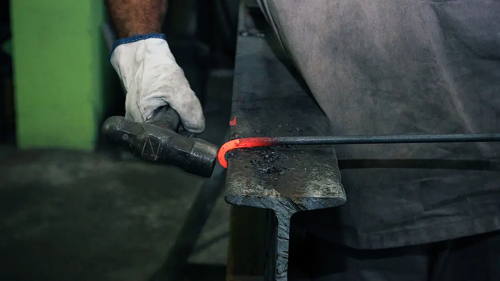 El fuego y el martillo: el momento exacto en que el hierro incandescente toma forma en el taller de La Ferreria