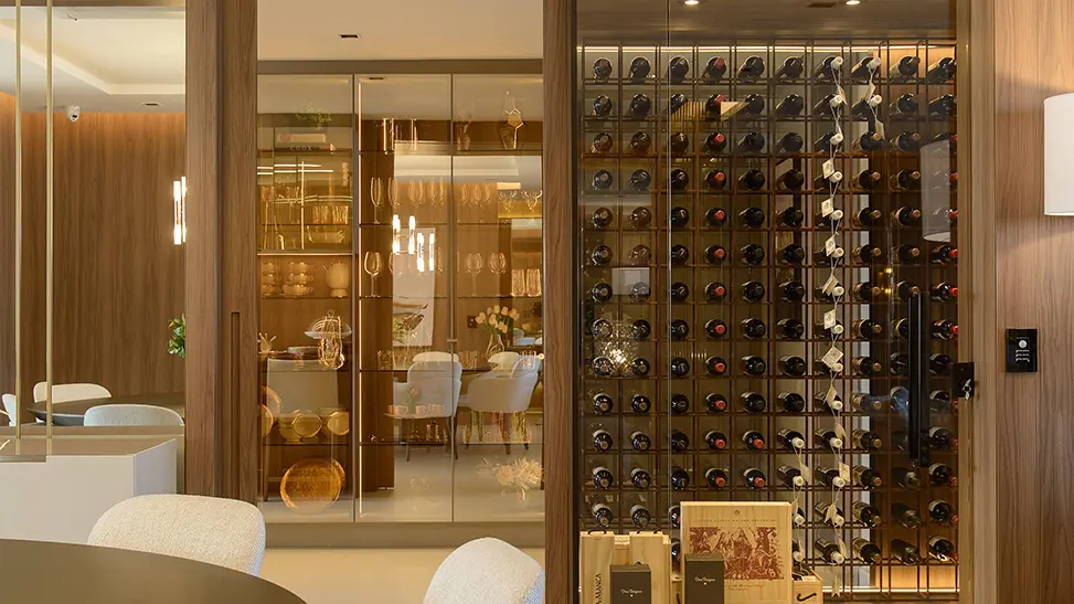 Bodega de vinos y comedor en diálogo: curaduría de elementos definiendo un proyecto de alta gama
