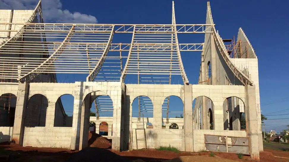 Estructura en construcción: arcos y geometría curva como ejemplo de soluciones para arquitectura ambiciosa