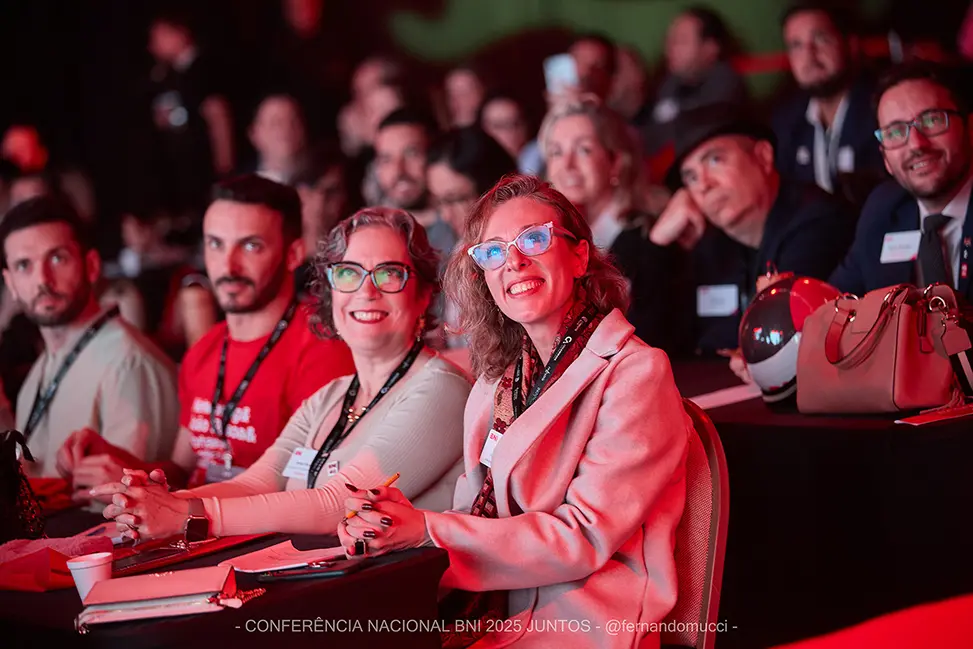 Público atento en una conferencia BNI: la inmersión colectiva que se repite en el Summit 2026