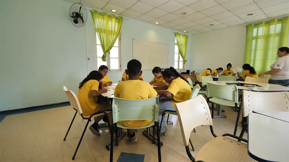 Alumnos en el aula de Novas Trilhas: la educación como herramienta de transformación en Pirapora do Bom Jesus