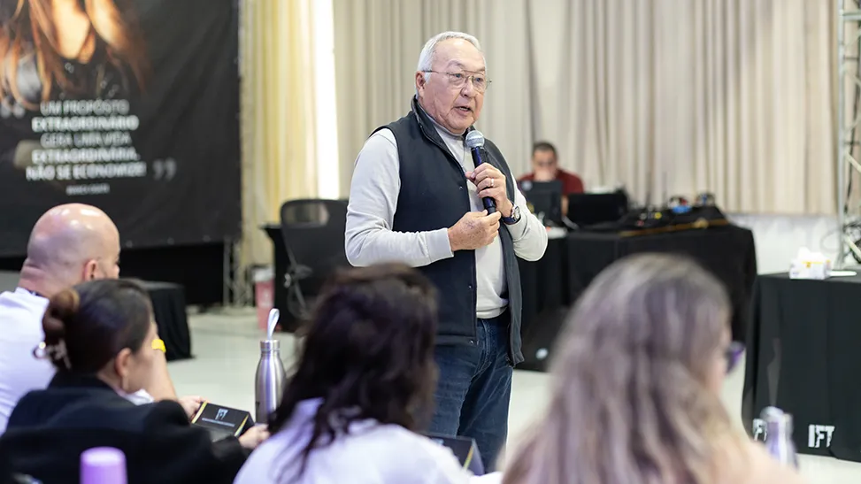 Massaru Ogata, a los 80 años, sigue formando entrenadores con la misma energía de siempre