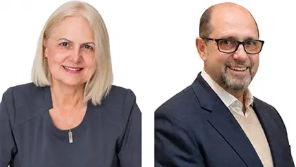 Mulher de cabelos grisalhos e homem de óculos e barba, lado a lado, em fotos individuais com fundo branco
