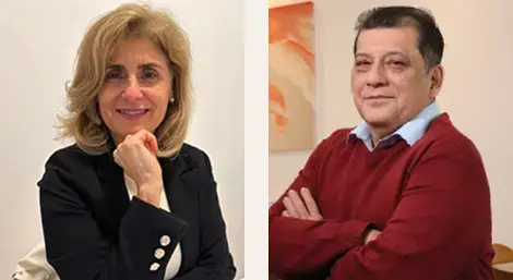 Mulher de cabelos loiros e homem de cabelos grisalhos e suéter vermelho, lado a lado, em fotos individuais com fundo claro